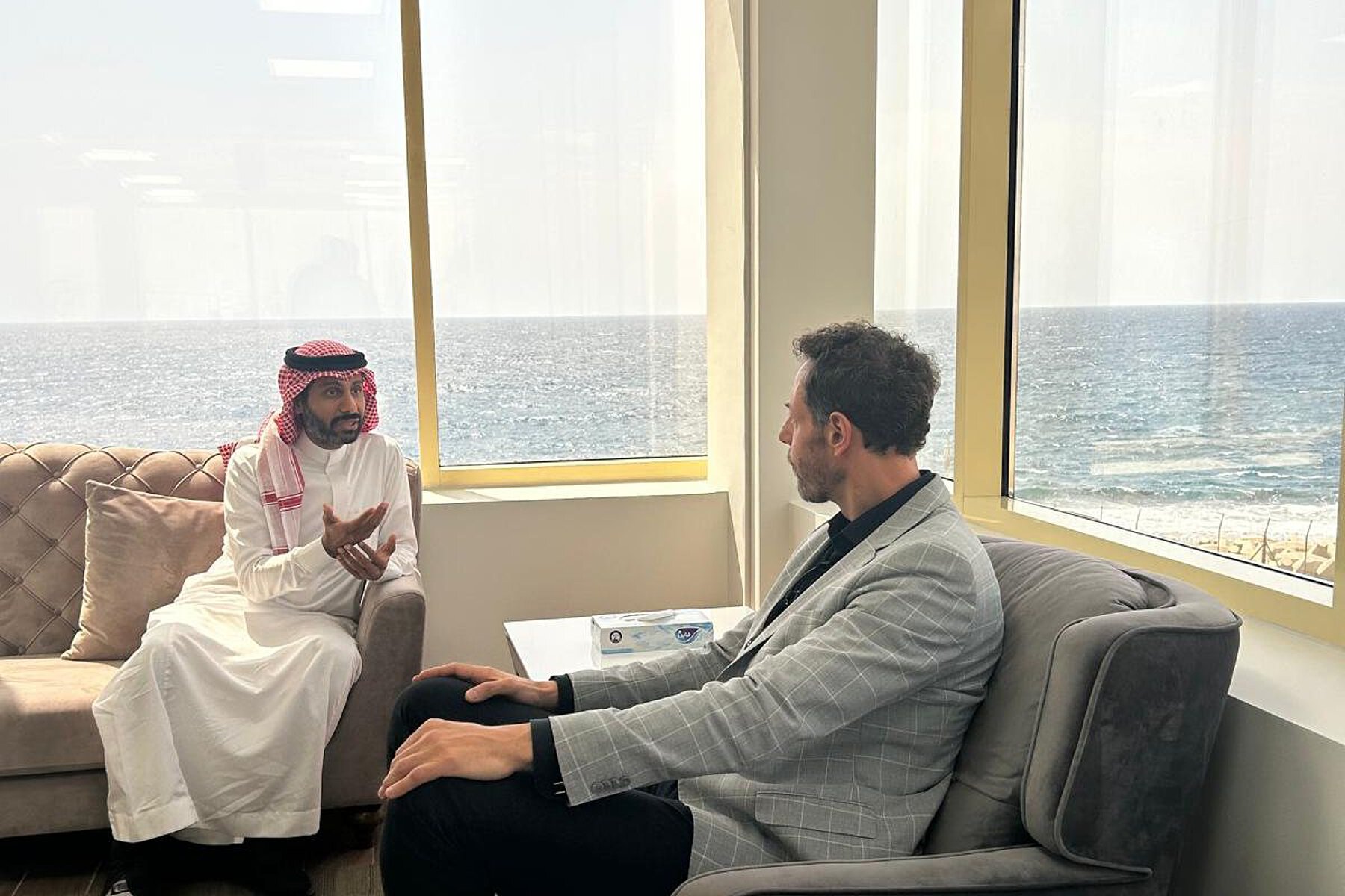 Gespräch in einem Büro am King Abdullah Port, Saudi-Arabien