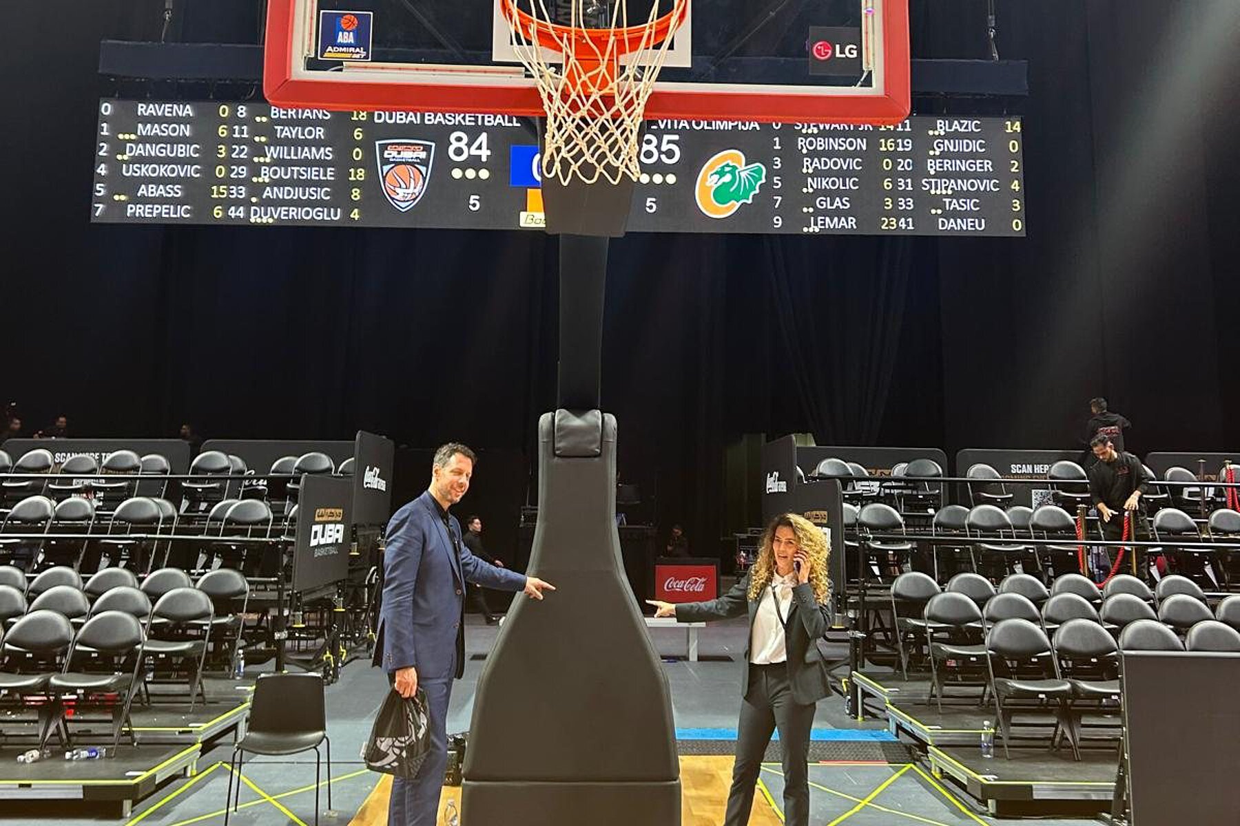 Henry Malik El-Ṯamer in der Arena von Dubai Basketball