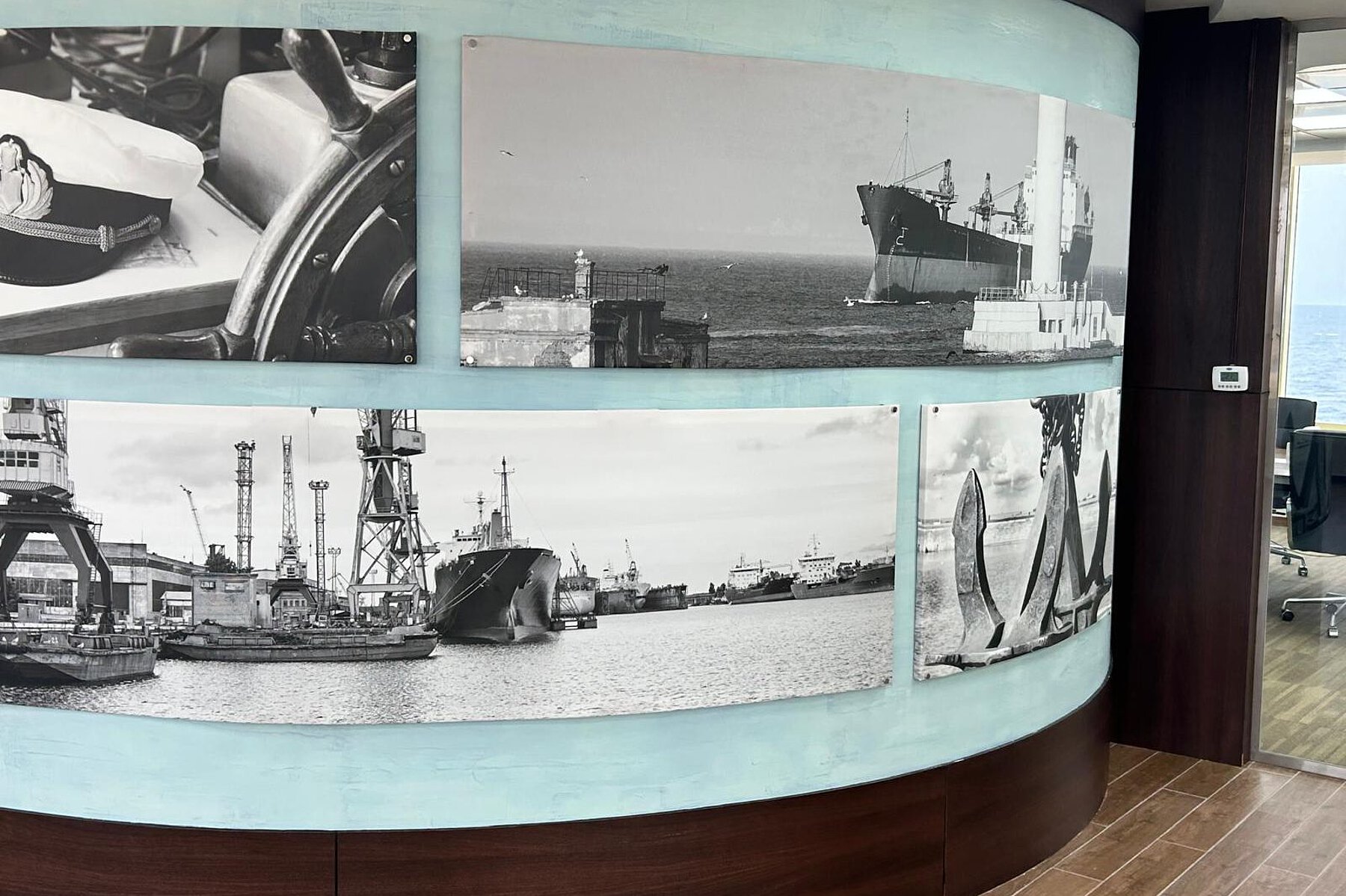 Bilderwand mit historischen Hafenaufnahmen am King Abdullah Port, Saudi-Arabien