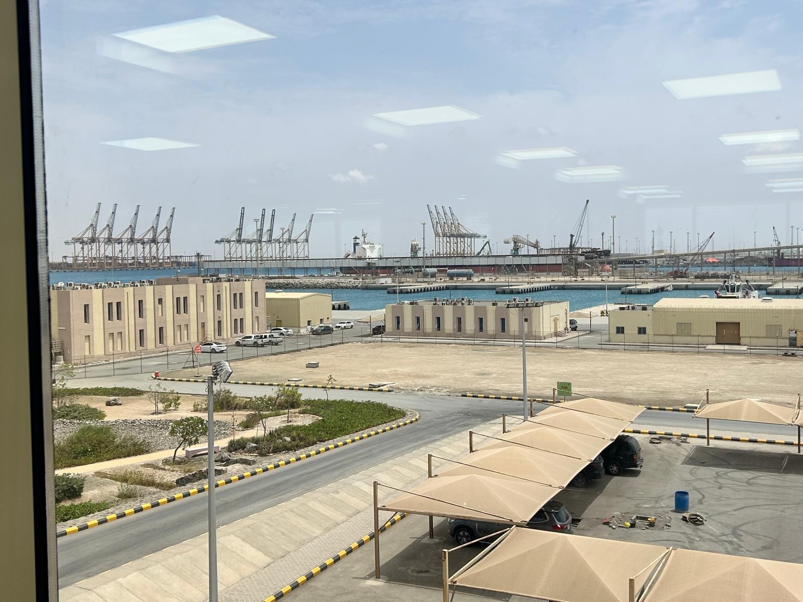 Blick auf die Containerbrücken des King Abdullah Port am Roten Meer