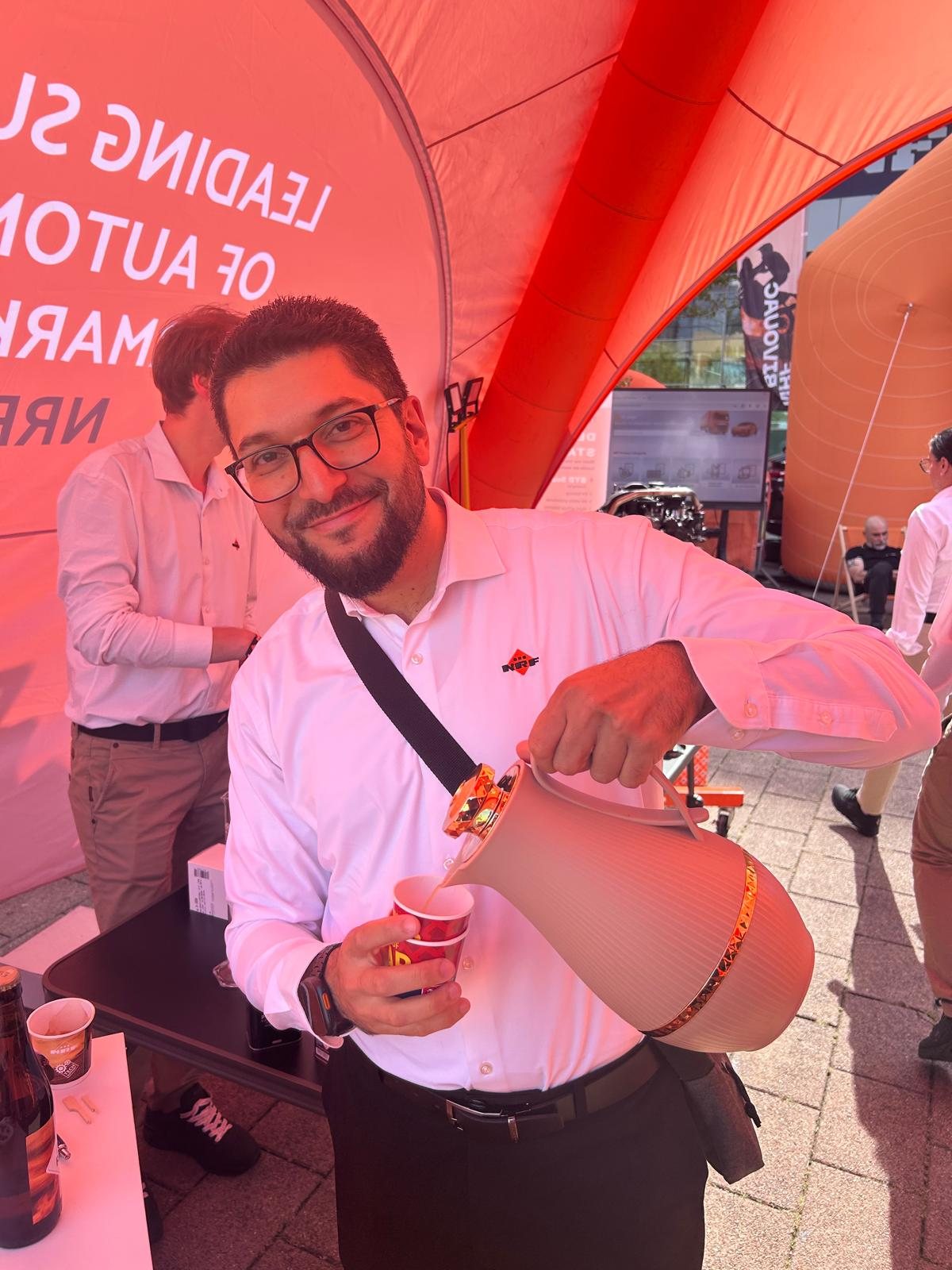 باسل آل رشي يقدم القهوة العربية في جناح إن آر إف